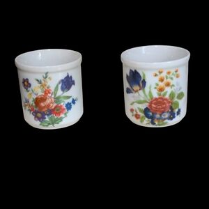 Set Of 2 Flower Pattern Vintage Ceramic Saki/Tea Cups No Handle Size 2"x2"